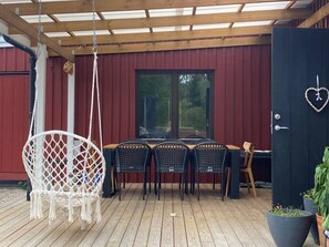 Outdoor dining - Small Swedish home in Enköping (Bergvreten-Fanna-Korsängen)