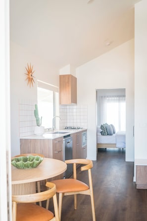 Vila Deluks, 1 Tempat Tidur King, pemandangan resor | Dapur pribadi | Lemari es besar, microwave, oven, dan kompor