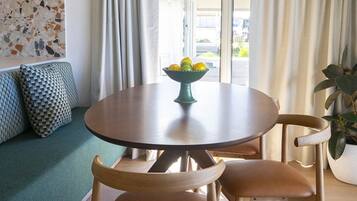 Villa Deluxe - 3 sovrum - utsikt mot resort | Arbetsyta för laptop, mörkläggningsgardiner och strykjärn/strykbräda