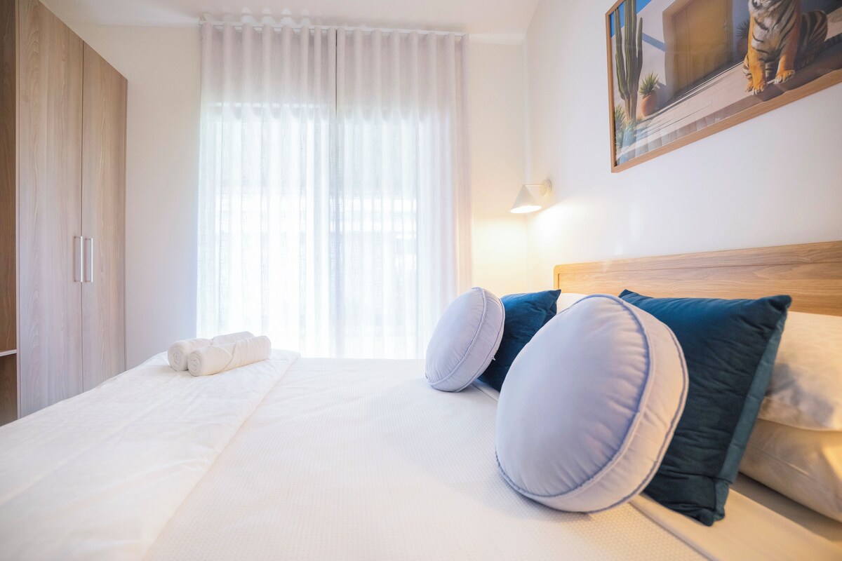Espacio para trabajar con laptop y cortinas blackout 