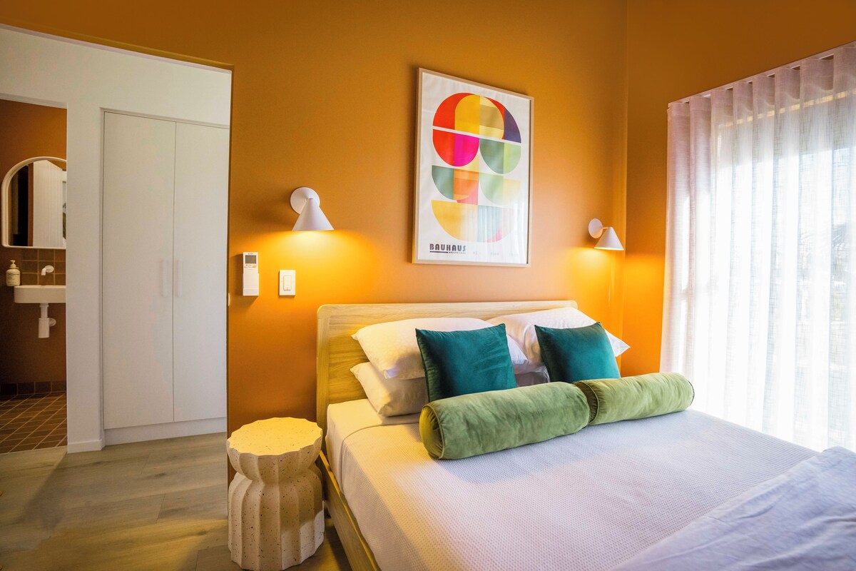Espacio para trabajar con laptop y cortinas blackout 