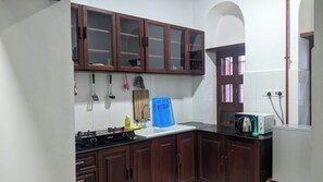 Kühlschrank, Mikrowelle, Herdplatte, Wasserkocher mit Kaffee-/Teezubehör
