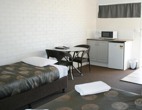 Plains Motor Inn