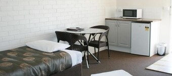 Plains Motor Inn