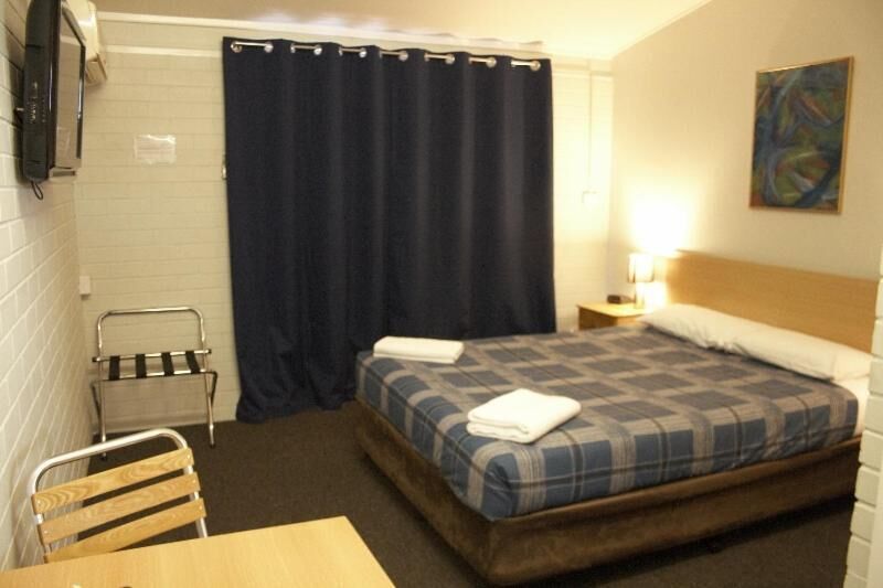 Habitación doble, 1 cama Queen size, aire acondicionado | Tabla de planchar con plancha y wifi gratis 
