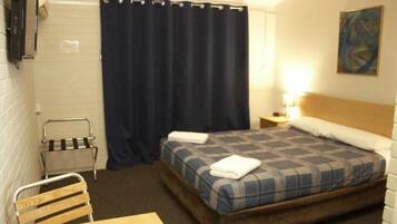 Double Room, 1 Queen Bed, Air conditioning | Iron/ironing board, free WiFi