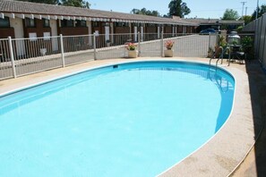 Outdoor pool - Plains Motor Inn (Gunnedah)