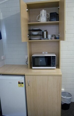 Double Room, 1 Queen Bed, Air conditioning | Interior - Plains Motor Inn (Gunnedah)