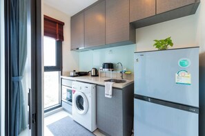 Kühlschrank, Mikrowelle, Ofen, Herdplatte