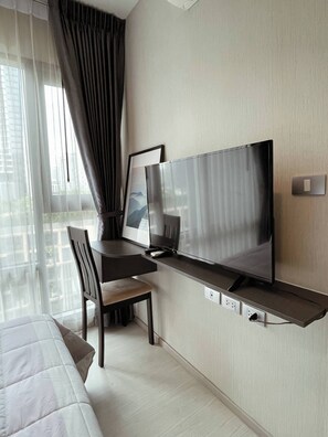 1 bedroom, iron/ironing board, Internet, bed sheets - Luxury Condo in Khlong Toei City Views & Skytrain Access (Khet Khlong Toei)