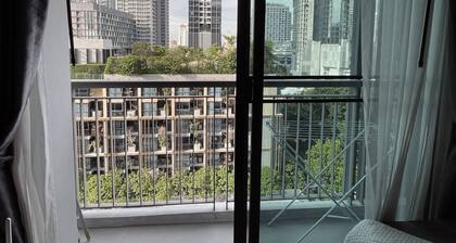 Luxury Condo in Khlong Toei City Views & Skytrain Access