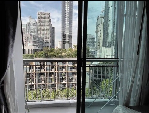 Modern Condo in Khlong Toei Balcony, Gym, & Fast WiFi