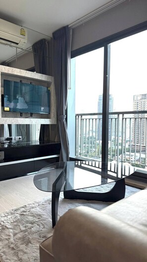 TV, books, stereo - Luxurious 1-Bedroom Apartment Near BTS Thonglor, Bangkok (Khet Khlong Toei)