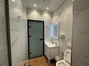 Deluxe-Doppel- oder -Zweibettzimmer | Badezimmer