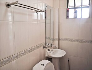 Chuveiro, toalhas de banho