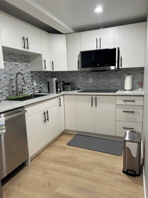 Frigorífico, microondas, placa de cocina y lavavajillas