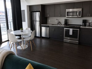Private kitchen - Downtown Winnipeg - 2BR High-Rise w/ Parking & Gym (Winnipeg)