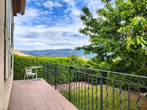 Property grounds - Quiet house close to the historic heart of the village (Grambois)