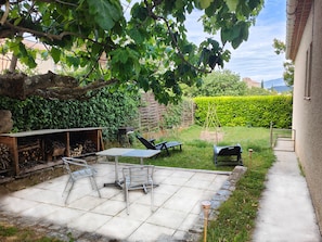 Terrace/patio - Quiet house close to the historic heart of the village (Grambois)