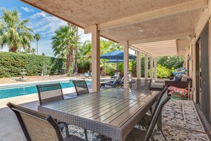 Outdoor dining - 1 Mi to Dtwn Palm Springs! Desert Escape w/ Pool (Palm Springs)