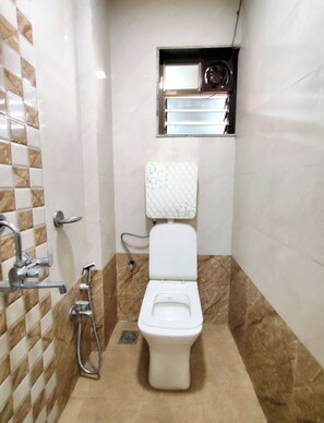 Habitación estándar | Baño | Regadera, toallas, jabón 