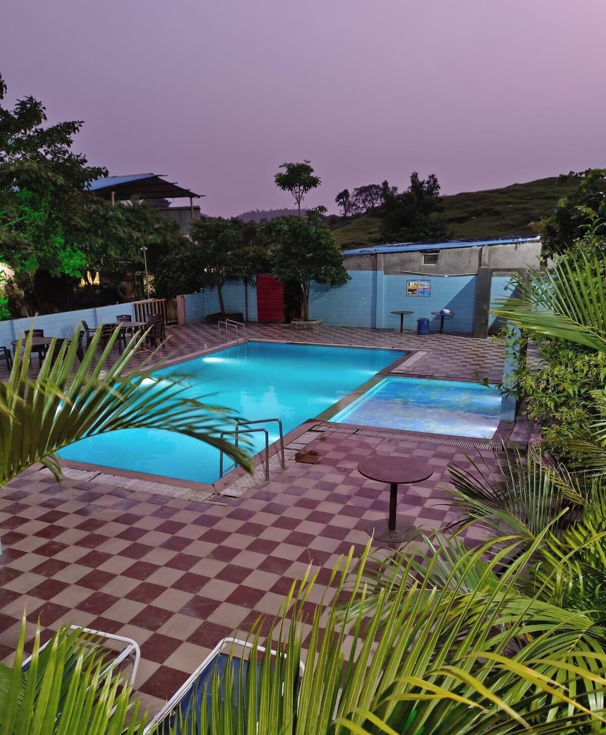 Una piscina al aire libre