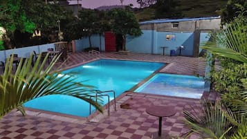 Una piscina al aire libre