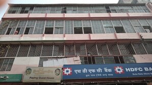 A building with multiple businesses, including a bank and a guest house. - SAH HAVELI 400m WALK TO KASHI VISHWANATH (Varanasi)