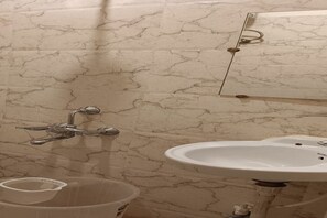 Deluxe Double Room | Bathroom | Shower, soap, shampoo - SAH HAVELI 400m WALK TO KASHI VISHWANATH (Varanasi)