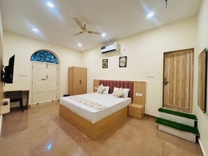 Classic Double Room | Free WiFi - SAH HAVELI 400m WALK TO KASHI VISHWANATH (Varanasi)