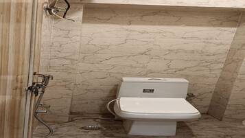 Deluxe Double Room | Bathroom | Shower, soap, shampoo