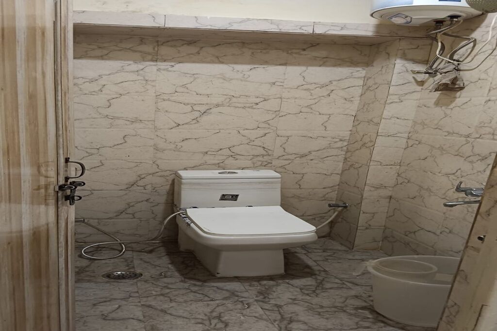 Deluxe Double Room | Bathroom | Shower, free toiletries, soap, shampoo