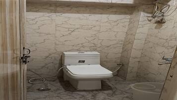 Deluxe Double Room | Bathroom | Shower, free toiletries, soap, shampoo