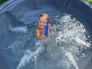 Outdoor spa tub - Adorable 2-bedroom house in charming Slampe perfect for relaxing, quiet getaway! (Slampe)