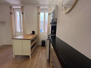 Frigorifero, microonde, piano cottura, macchina per tè/caffè