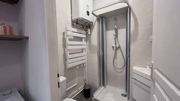 Shower, towels