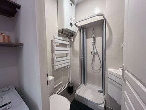 Douche, serviettes fournies