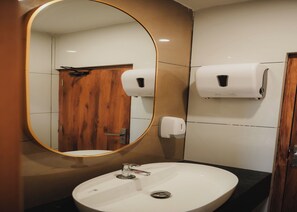 Shower, free toiletries, towels, soap - Hotel Calicut Beach Annex (Kozhikode)