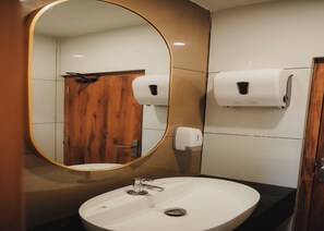Quarto superior | Banheiro | Chuveiro, produtos de toalete grátis, toalhas de banho, sabonete