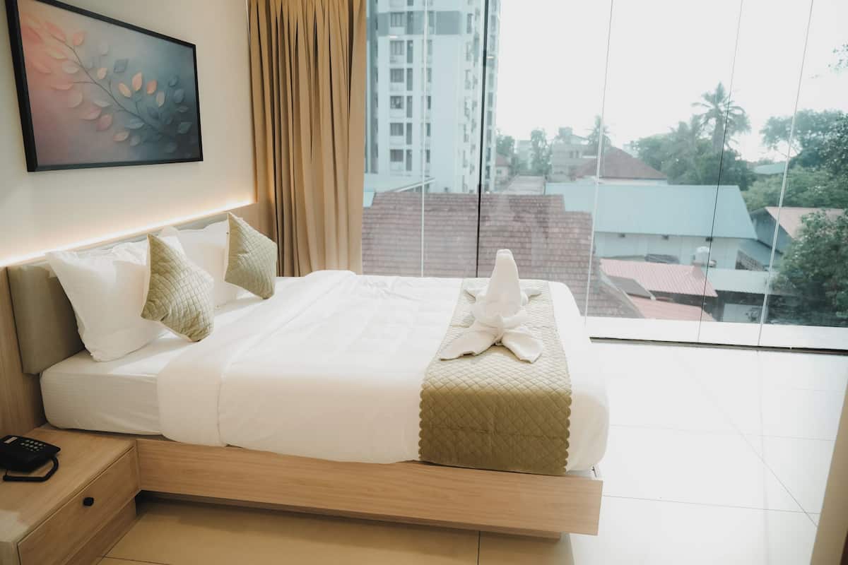 Deluxe Room | Laptop workspace, free WiFi