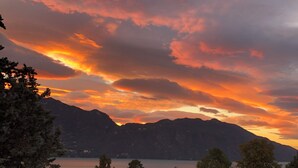 A mountainous landscape with a lake, trees, and a clear sky. - Quiet artist's house with stunning lake view. (Tresserve)