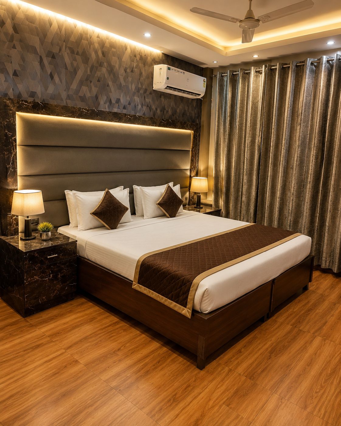 Une chambre d’hôtel avec un grand lit, une tête de lit, une table de chevet avec une lampe, un appareil de climatisation et un rideau.