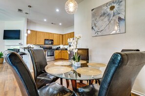 Dining - Easy Access to DFW! Townhome Near Joe Pool Lake (Mansfield)