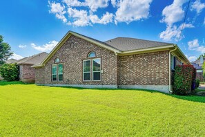 Exterior - Easy Access to DFW! Townhome Near Joe Pool Lake (Mansfield)