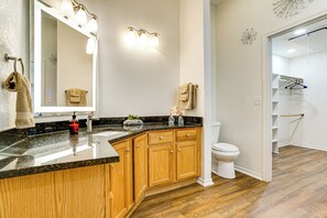 Bathroom - Easy Access to DFW! Townhome Near Joe Pool Lake (Mansfield)