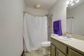 Towels - Walk to LSU Campus & Bars! Condo w/ Community Pool (Baton Rouge)