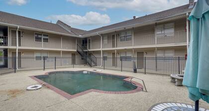 Walk to LSU Campus & Bars! Condo w/ Community Pool