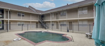 Walk to LSU Campus & Bars! Condo w/ Community Pool