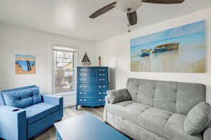 TV, books - Steps to Shore & Boardwalk! Ocean Grove Getaway (Ocean Grove)