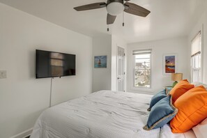 Desk, iron/ironing board, Internet, bed sheets - Steps to Shore & Boardwalk! Ocean Grove Getaway (Ocean Grove)